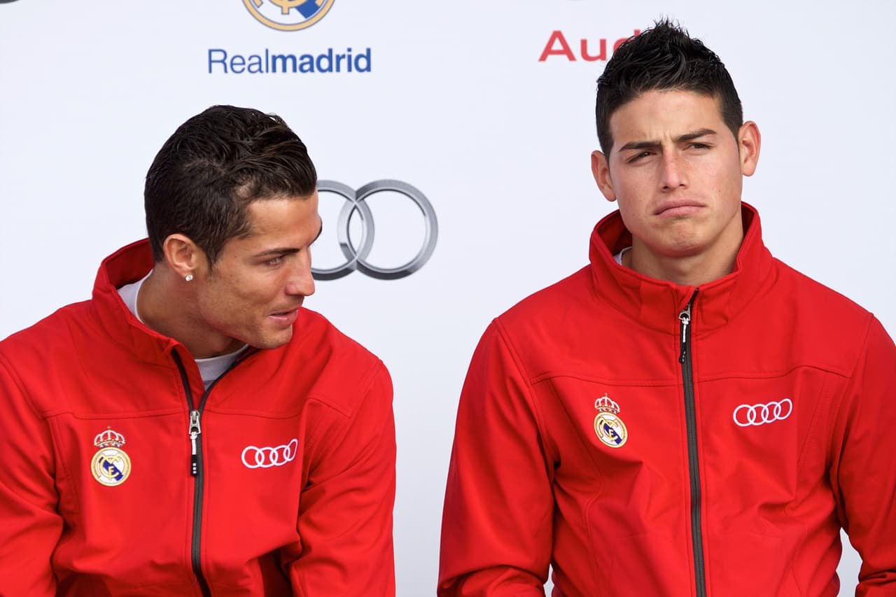 <b>James deberá salir del Real Madrid</b> pues no ha convencido a los directivos del club y tampoco es tenido en cuenta por el entrenador del equipo, Zinedine Zidane. Esto implica que 
<b>ya no gozará de uno de los tantos beneficios que implica ser parte de la "casa blanca", como recibir cada año un vehículo Audi</b>, patrocinador oficial del Real Madrid. En la imagen lo vemos junto a CR7.