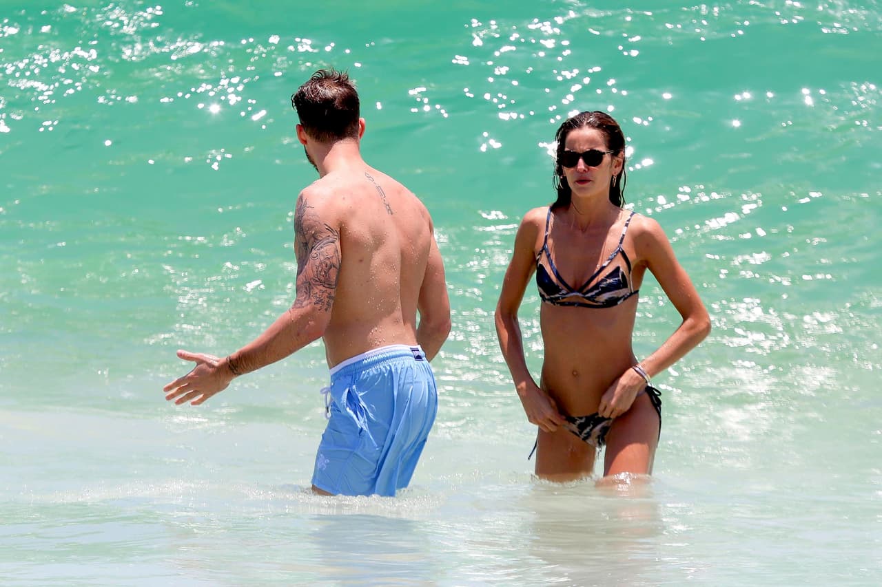 La modelo Izabel Goulart y su novio gozan de la playa.