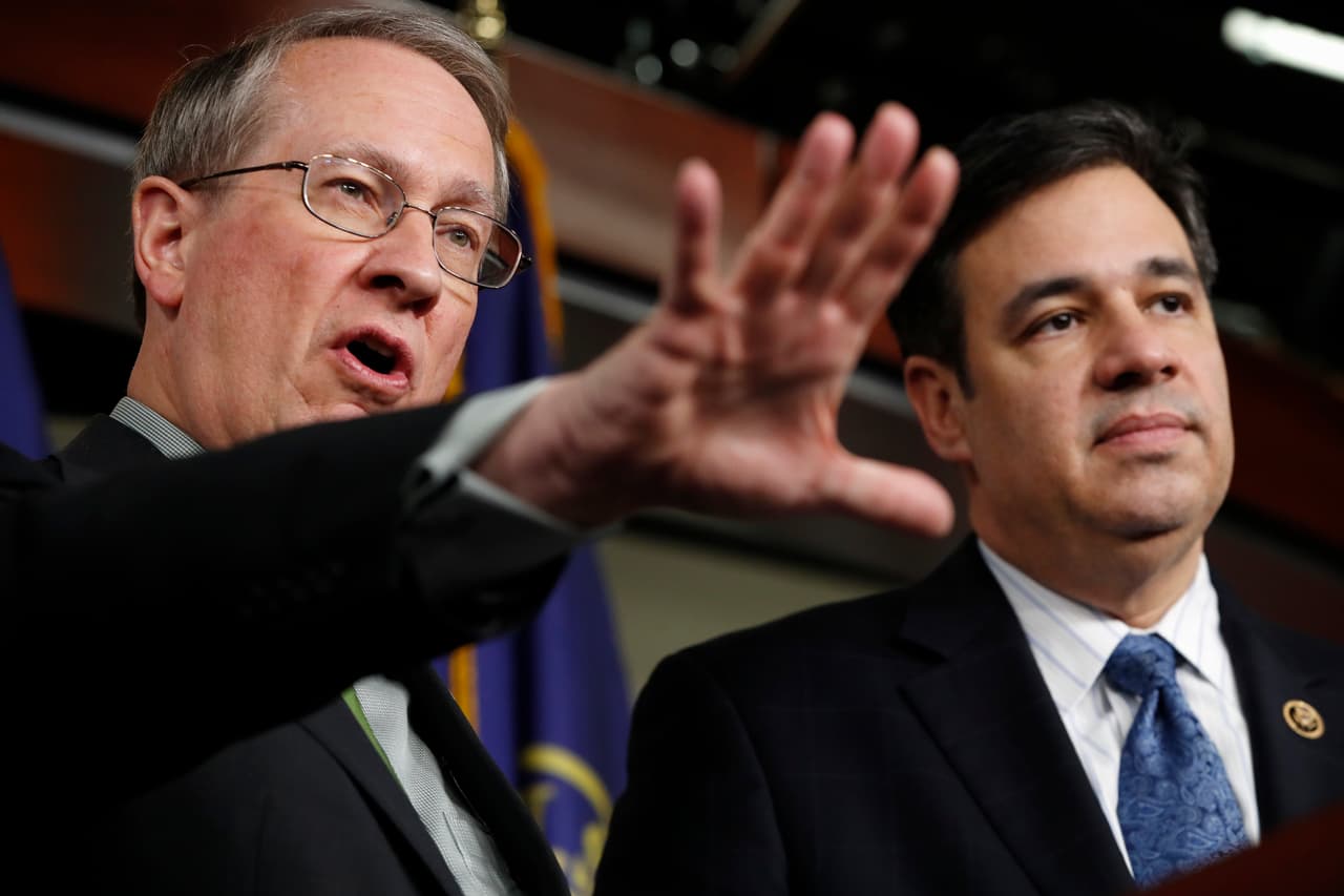 Republicanos reviven proyecto de ley que legaliza a los dreamers, pero pone a 9 millones en la mira de ICE 