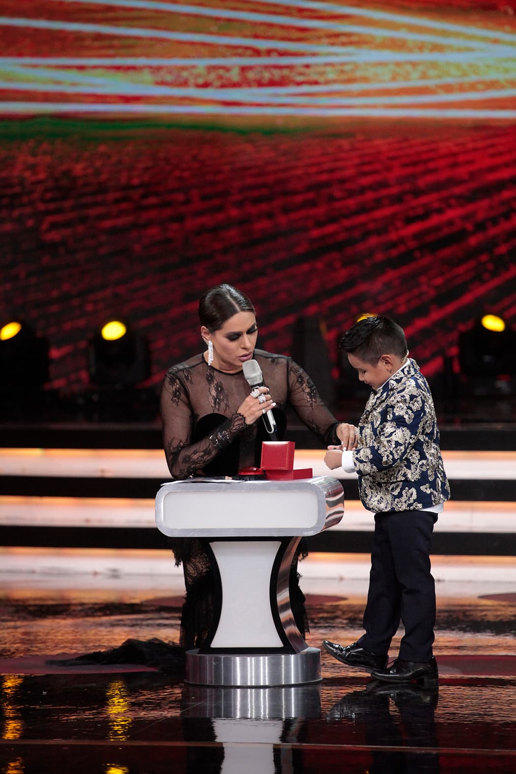 "Quiero decirte que un grupo de ángeles, con unas alas grandototas, que pidieron guardar el anonimato, sabían que tú tienes un gran sueño y los niños de gran corazón como tú merecen que todos sus sueños se les haga realidad; así que ellos compraron una casa para ti", expresó Galilea entre lágrimas.