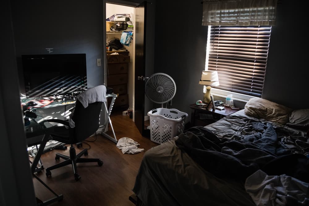 Por ejemplo, esta habitación oscura, con cosas tiradas por todos lados, la cama sin tender, el clóset atiborrado y sin una ventilación adecuada (seguro es de un hijo adolescente) viene cargada de una negatividad tremenda que indudablemente está afectando no sólo la energía y comportamiento de quien vive ahí, sino de toda la casa en general.