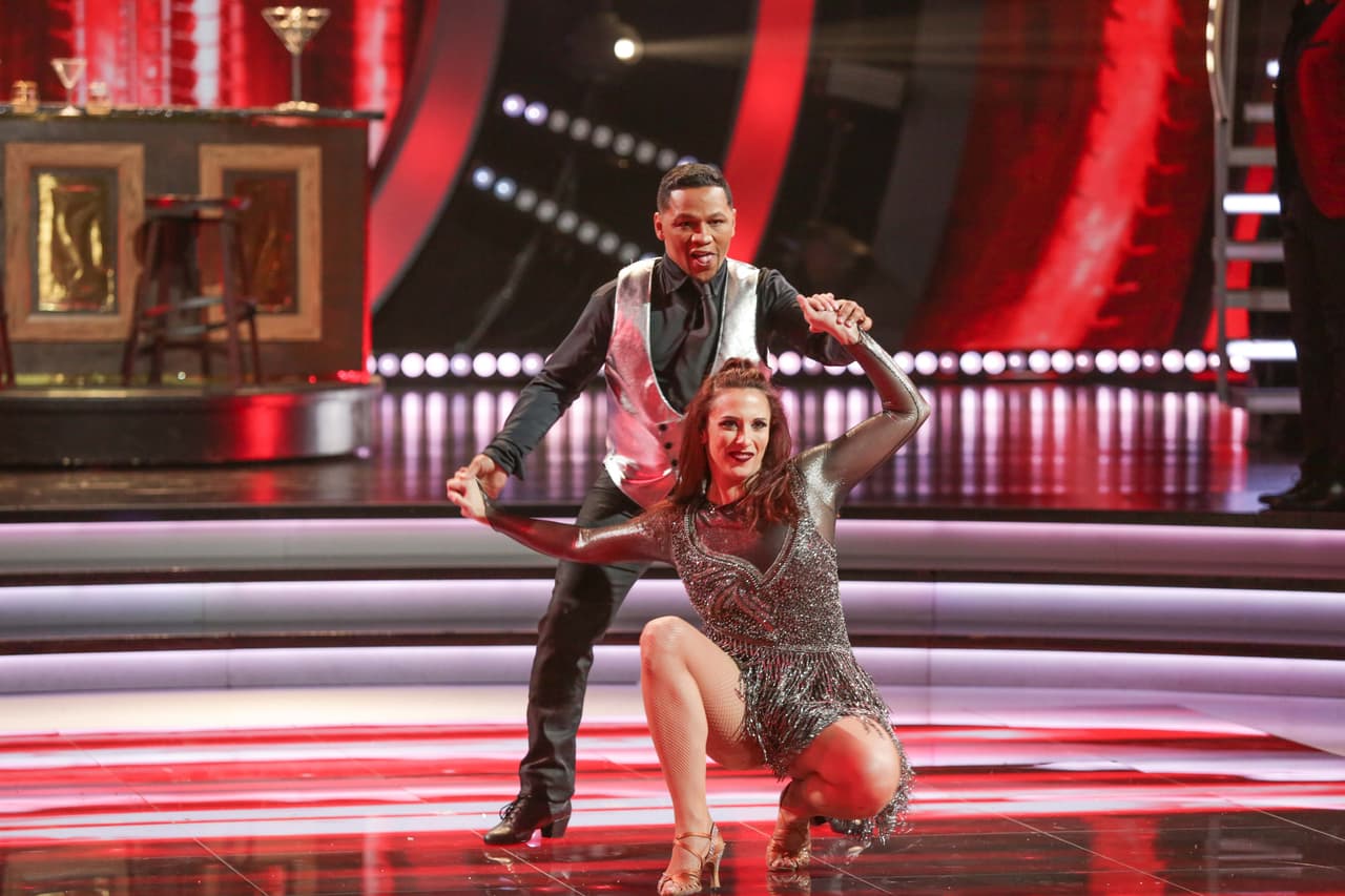 El exboxeador bailó al ritmo de 'Get Ugly'.