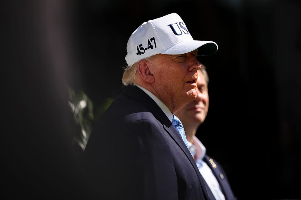 El director ejecutivo del PGA Tour, 
<b>Brian Rolapp</b>, presentó al presidente. Trump comentó: "Los medios de comunicación que difunden noticias falsas dirán que tuve una muy mala acogida".