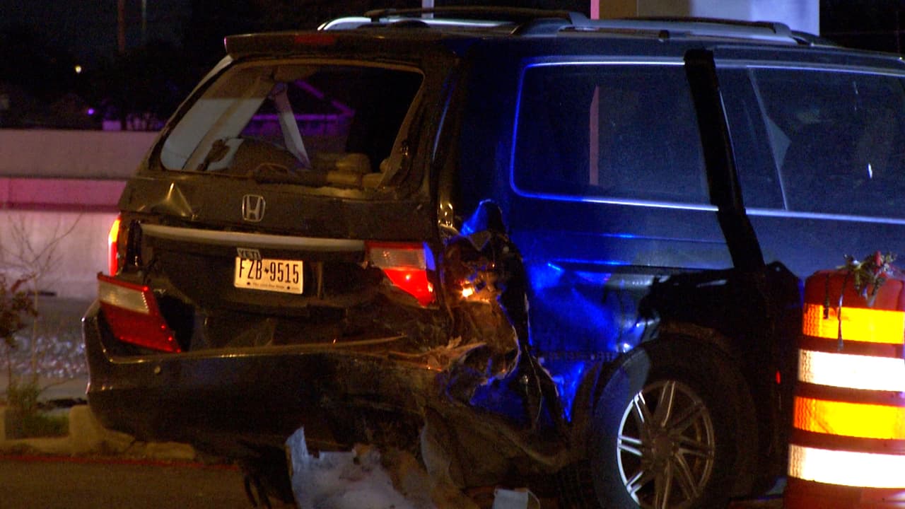 La mujer, quien no fue identificada, pero se dijo que tendría unos 40 años, perdió la vida, mientras que dos niños que iban en el mismo vehículo quedaron ilesos.