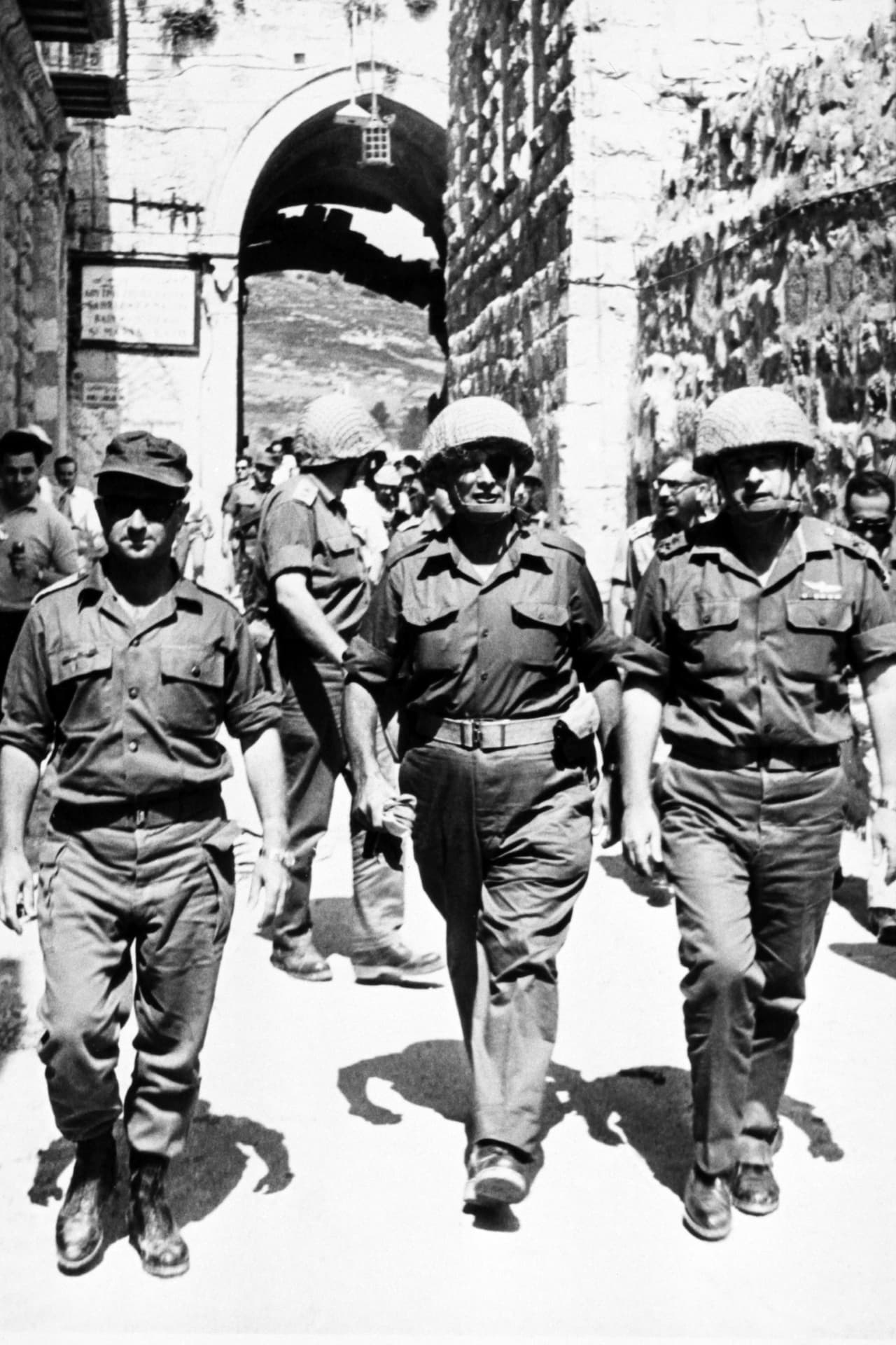 <b>El jefe adjunto del ejército israelí, el general Yitzhak Rabin</b> (DER) y el ministro de Defensa israelí Moshe Dayan (CENTRO) durante la Guerra de los Seis Días en 1967. Luego del éxito militar, Yitzhak Rabin fue Primer Ministro de Israel en dos períodos, de 1974 a 1977 y de 1992 a 1995.