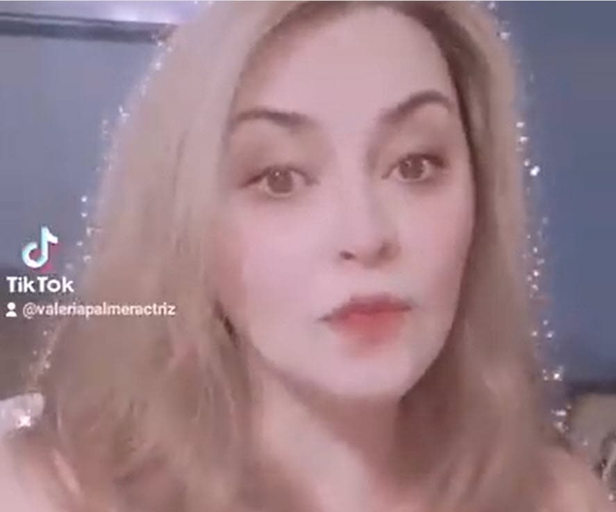 "Es muy triste lo que voy a decir, cuando desmontamos su cama, encontré el colchón, es muy desagradable esto, pero con orines hasta en el 'box spring', o sea que lo mantuvo sedado y acostado (por mucho tiempo)", dijo.
<br>