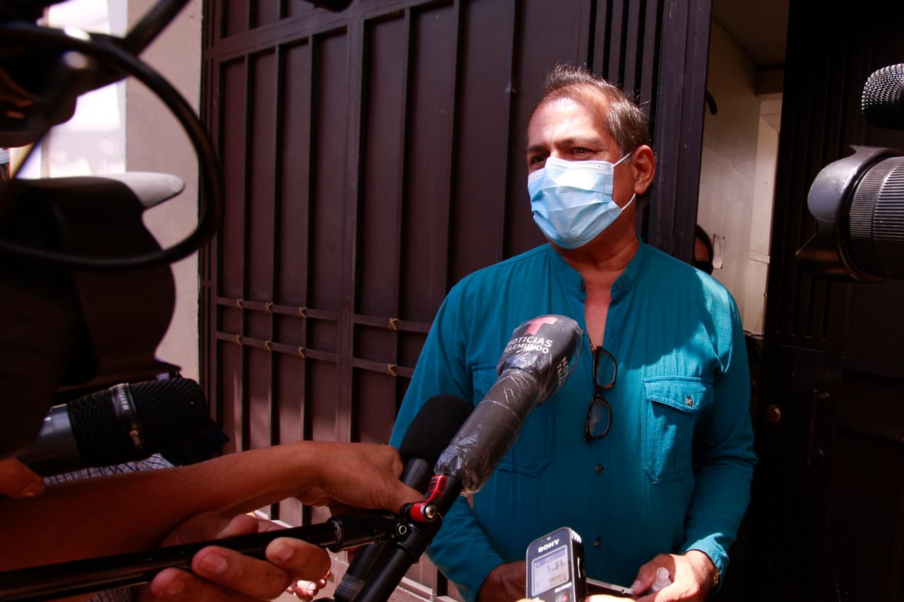 Alfonso Olivares, el padre de Victoria Salazar, declaró a periodistas en las afueras de la funeraria, antes del sepelio de su hija: “Esto cuesta digerirlo, esto trae un montón de emociones encontradas, hay mucho dolor, consternación”.