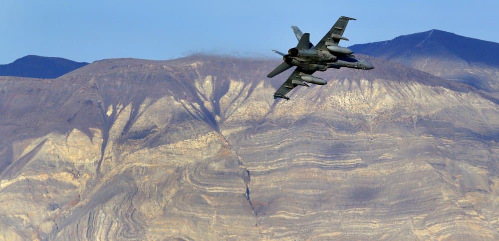 Imagen de archivo de un F/A-18D Hornet del escuadrón VX-9 Vampire sobrevolando la famosa área de entrenamiento militar Star Wars Canyon en el Parque Nacional Death Valley, en California.