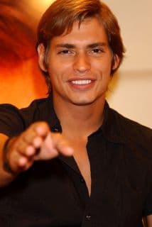 Y es que ese día, el venezolano sorprendió al publicar una foto
<b> <a href="https://www.univision.com/shows/el-gordo-y-la-flaca/carlos-baute-reacciona-al-escandalo-legal-con-su-hijo-mayor-quien-le-reclama-manutencion-en-espana-video" target="_blank">junto a su hijo José Daniel Baute Arellán</a></b>, a quien procreó cuando tenía 15 años y que reconoció por sentencia de filiación hasta el 5 de febrero de 2013.
<br>