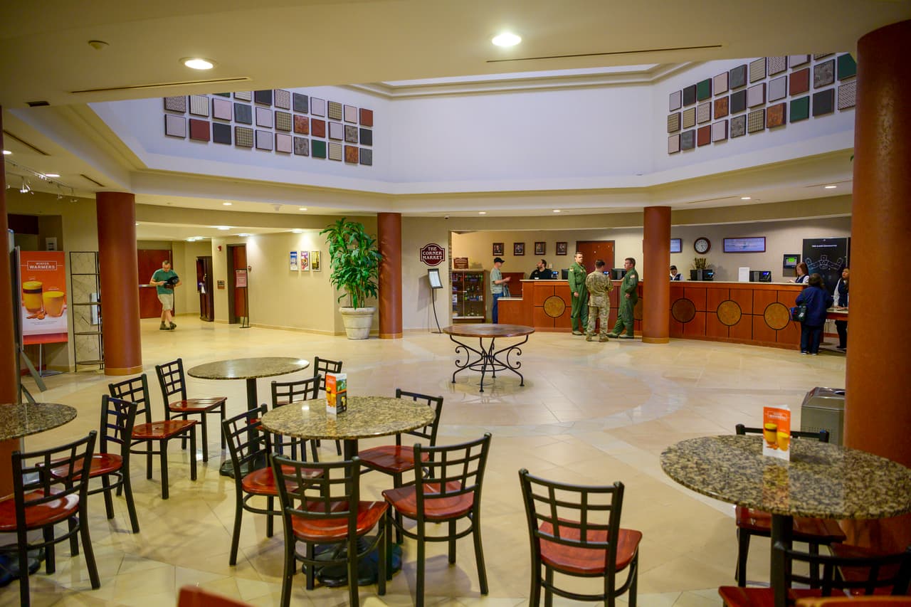 Los que esperan en Riverside se reúnen todos los días con funcionarios de los Centros para el Control y la Prevención de Enfermedades de EEUU (CDC). Hay un grupo para trotar en las mañanas y algunos suben escaleras corriendo para mantenerse en forma en la base March, según contó McCoy a la agencia AP, quien trabaja como diseñador de parques temáticos. La fotografía es del hotel Westwind Inn, en la base de la Fuerza Aérea de Travis.