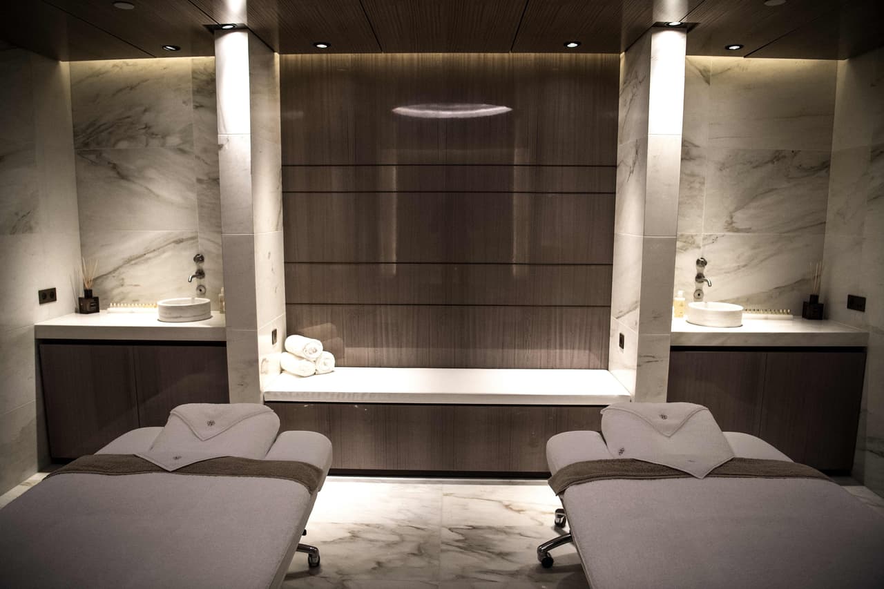 Como la pandemia ha llamado a quedarse en casa, el bolso también contiene aromatizantes para baño, velas, productos decorativos, aceites íntimos, exfoliantes y cremas.