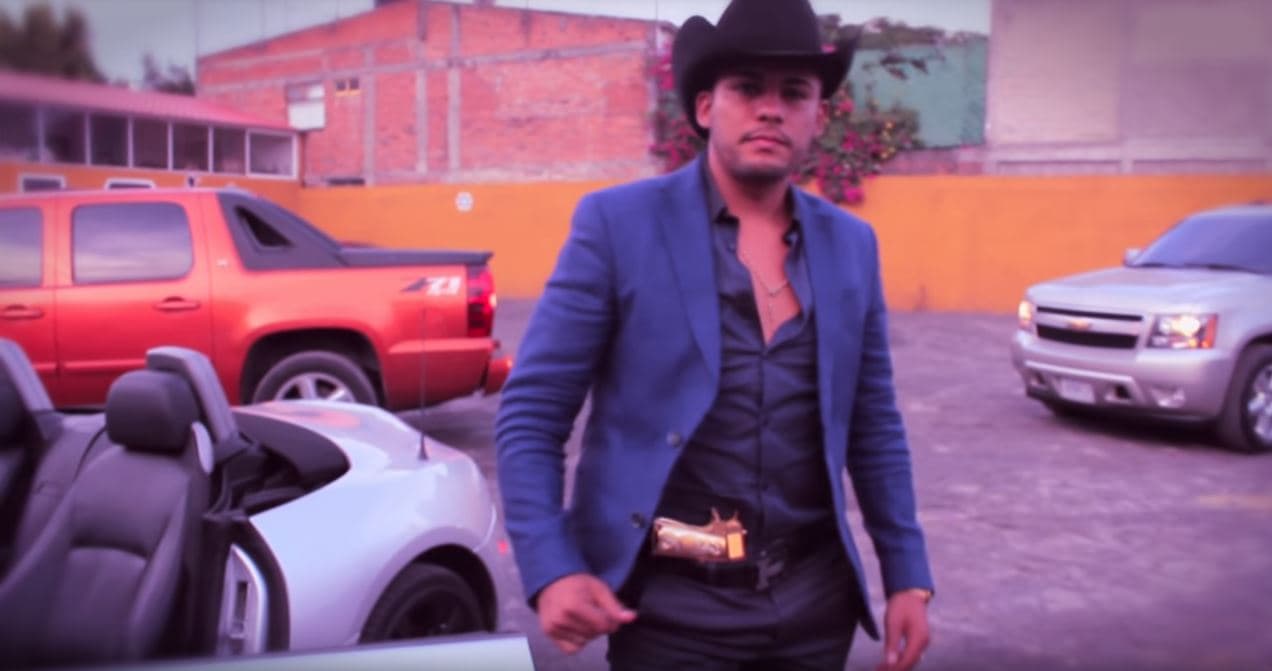 Por último tenemos la 
<b>Chevrolet Avalanche,</b> la cual se aprecia en esta imagen (al fondo de lado izquierdo) como parte de los autos que acompañan al protagonista.