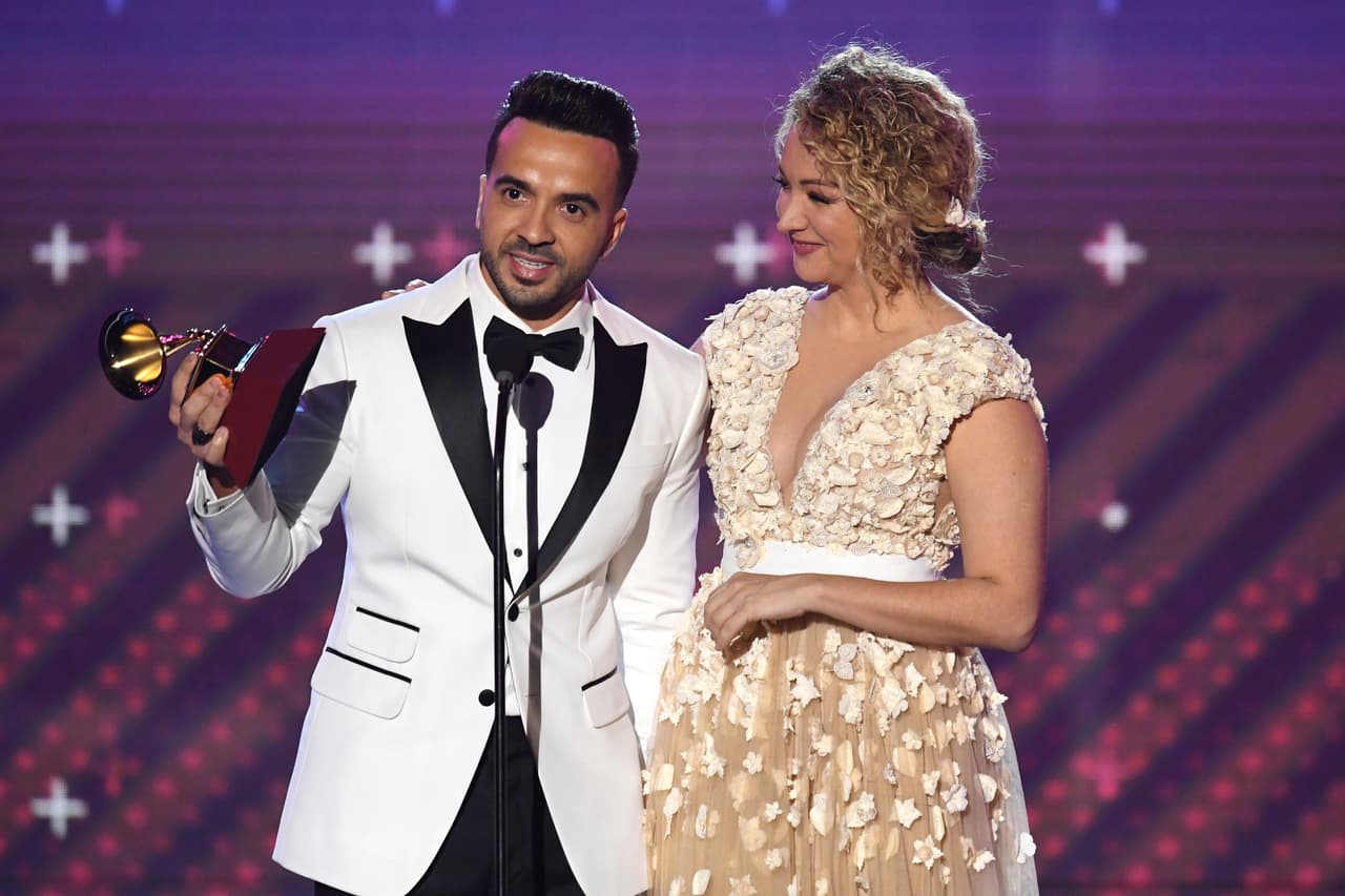 Aquí Luis Fonsi y Erika Ender, recibiendo su premio como compositores del tema 'Despacito'.
