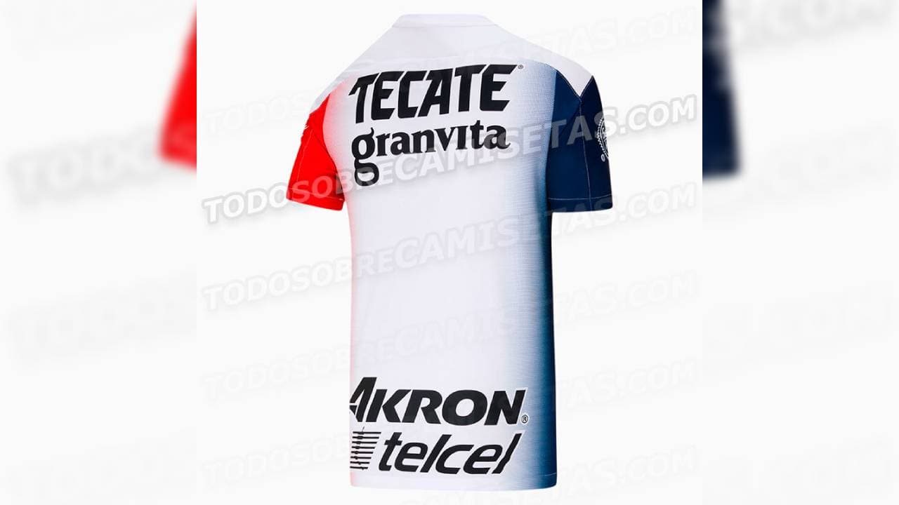 La versión de visita es blanca en el centro y a los costados luce los colores azul y rojo, característicos del Guadalajara.