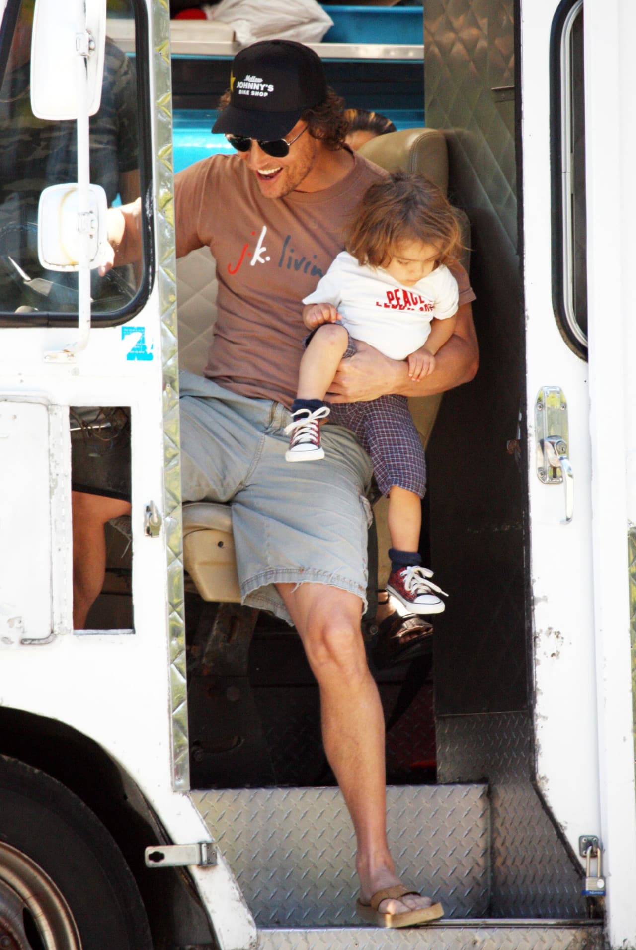 El ganador del premio Oscar, Matthew McConaughey nos sorprendió al bajar de una casa rodante con las manos muy ocupadas, una se hacía cargo de su hijo Levi y la otra... ¡claro, llevaba tacos!