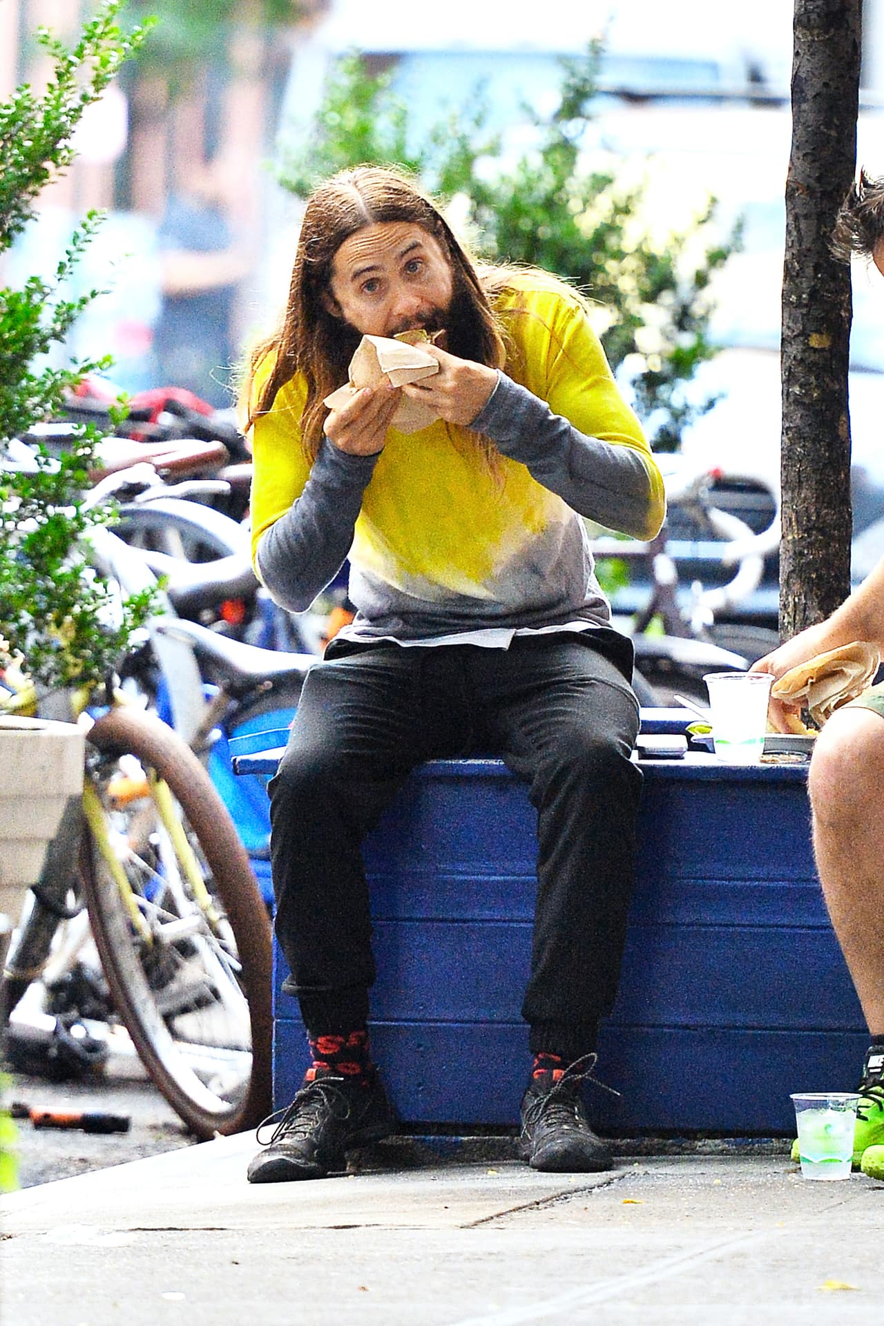 Poco a poco fue desenvolviendo su taco para luego disfrutarlo.