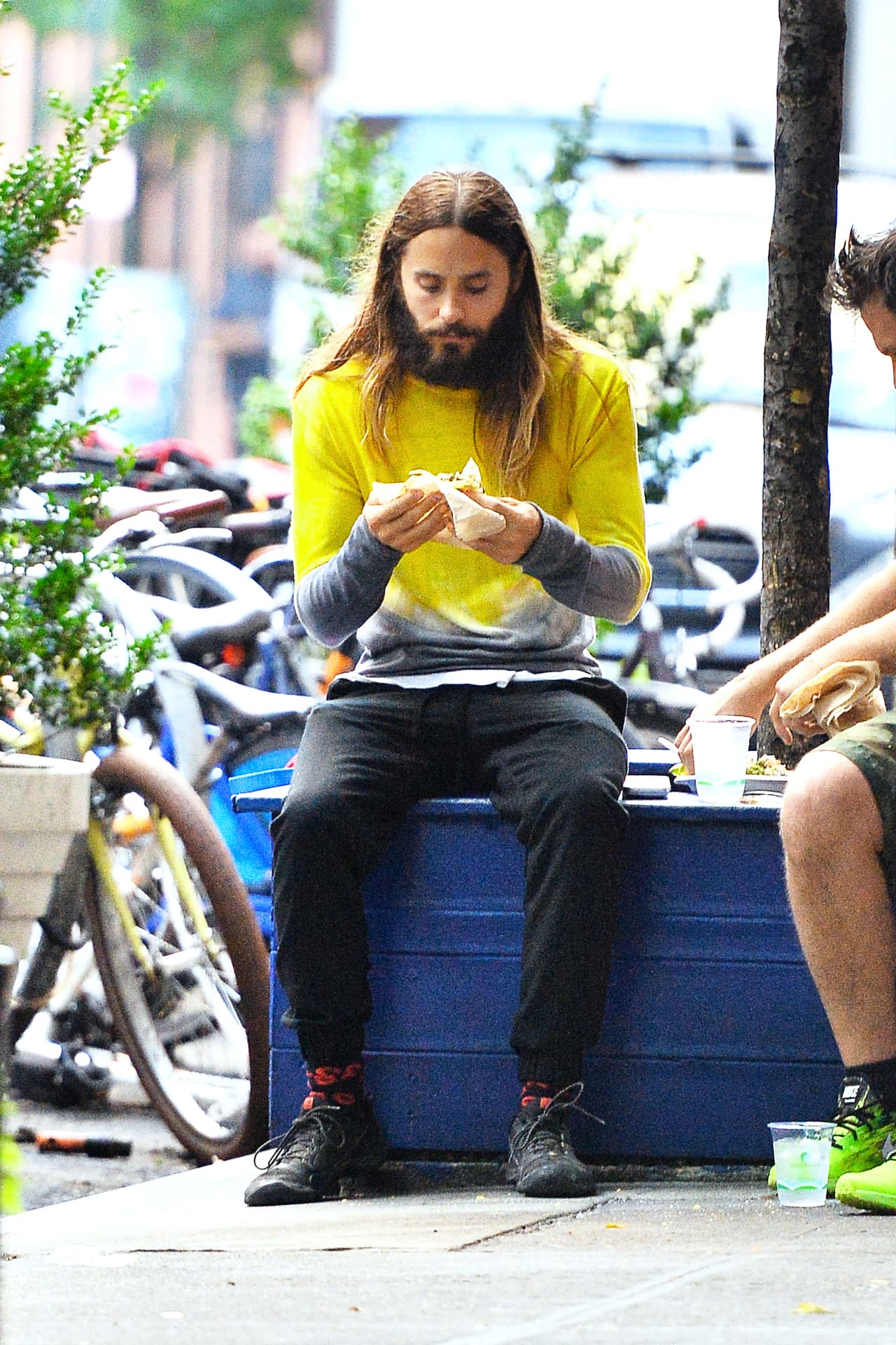 Leto no le quitaba los ojos de encima y es que seguro sabía muy bueno.