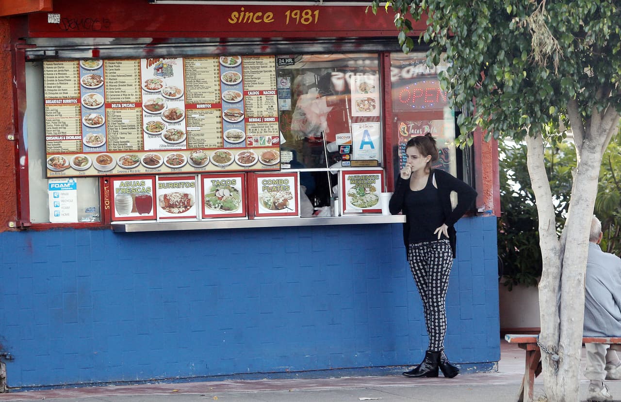 La guapa Emma Watson fue captada en un local de comida mexicana pidiendo tacos para llevar.