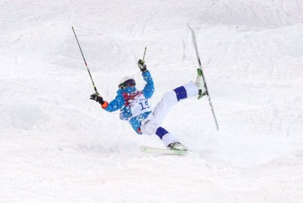Ville Miettunen, de Finlandia, perdió el equilibrio y también cayó sobre la nieve en la prueba masculina de estilo libro mogul.