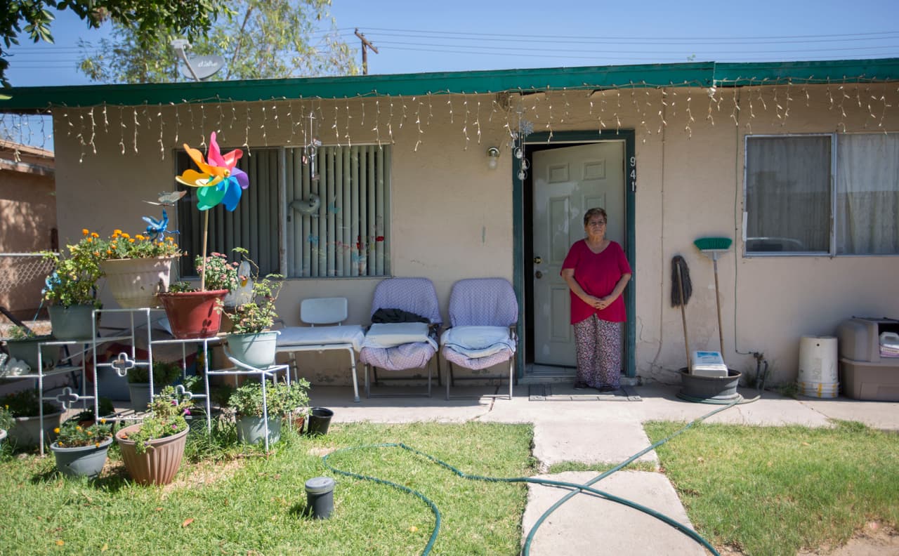 <b>Reynalda Terán, Mexicali, 74 años. </b>A Reynalda Terán le sobrarían motivos para estar enfadada con los indocumentados que cruzan de noche por su propiedad, que se ocultan en su patio trasero y que incluso se han metido a su casa huyendo de la Patrulla Fronteriza. Pero ella asegura que es afortunada por vivir frente a la valla metálica que divide California y México. “Pobrecitos, me dan lástima, yo estuve igual que ellos”, dice esta anciana que se benefició de la amnistía migratoria de la década de 1980. Aunque ya es ciudadana estadounidense, no olvida lo difícil que la pasan los indocumentados. “Muchos vienen a buscarse la vida, el pan de cada día”, comenta.