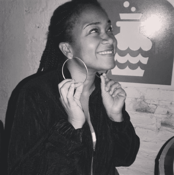 Su estilo urbano se enmarca perfecto con la moda que lleva en su cabello.