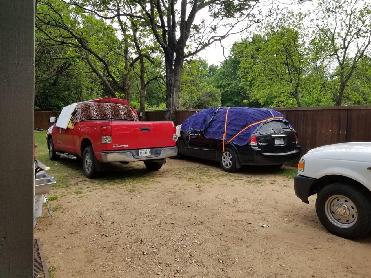 El Fort Worth muchos no quisieron tomar riesgos por lo que protegieron sus vehículos como pudieron.