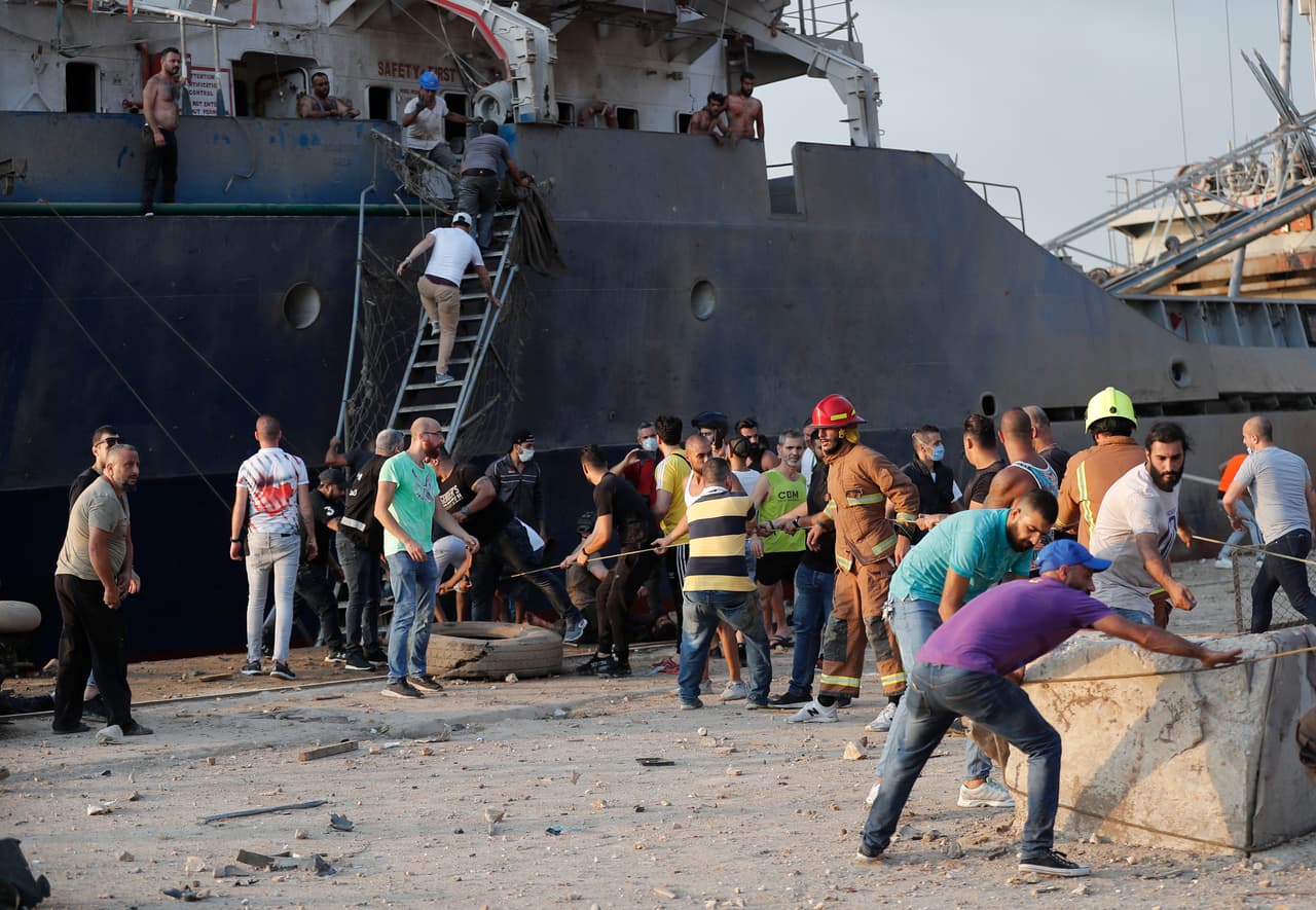 Un buque amarrado en el puerto estaba en llamas, constataron periodistas de la AFP.