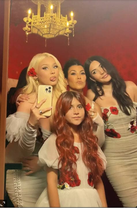 Penelope Disick, por parte de Kourtney Kardashian; y Alabama Barker y su hijastra Atiana De La Hoya, de parte de Travis Barker.
<br>