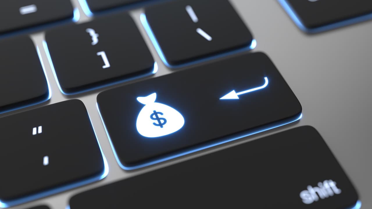 <b>No envíes dinero:</b> No envíes dinero, ya sea mediante transferencias bancarias, criptomonedas o tarjetas de regalo. Estos métodos son preferidos por los estafadores porque 
<b>son difíciles de rastrear</b>. No caigas en el truco, 
<i>por más convincente que sea la historia</i>.
<br>
<b>Protege tu información personal</b>: No compartas datos sensibles como 
<b>tu dirección, información financiera o número de seguro social</b> con personas que no has conocido en persona. 
<i>Si algo no se siente seguro, mantén tu información protegida.</i>