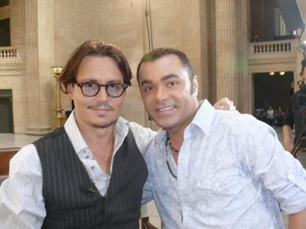Aquí lo vemos durante una entrevista con Johnny Depp en 2009.
