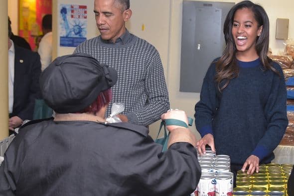 Los Obama llevaron comida a los necesitados
