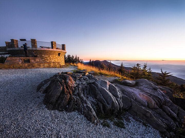 A lo largo del camino en Carolina del Norte encontrarás muchas atracciones naturales, 
<b><a href="https://www.univision.com/local/north-carolina-wuvc/mount-mitchell-el-punto-mas-alto-de-carolina-del-norte-y-las-espectaculares-vistas-que-ofrece-en-este-2023-fotos">como Mount Mitchell, la montaña más alta del este de los Estados Unidos</a></b>.