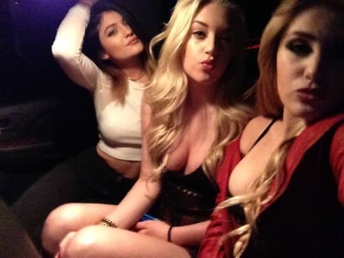 Aquí una más de Alexa y Kylie de fiesta.