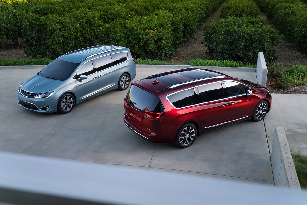 <b>Minivans</b>: La recién estrenada
<b><a href="http://www.univision.com/noticias/a-bordo/probamos-la-primera-minivan-hibrida-enchufable-la-chrysler-pacifica-hybrida-2017-video" target="_blank">Chrysler Pacifica</a></b> es la única minivan que mereció el galardón ‘Selección Tope de Seguridad Plus’ del IIHS para 2017, lo cual es relevante si tomamos en cuenta que las minivans no son sólo vehículos muy populares para el transporte familiar sino que fueron específicamente creadas para tal propósito.