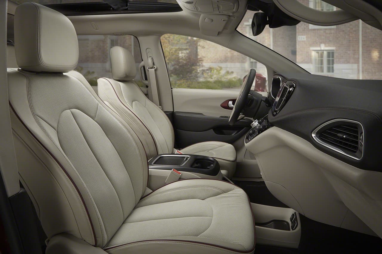 La Chrysler Pacifica 2017 representa un adelanto milenario frente al producto que reemplaza.