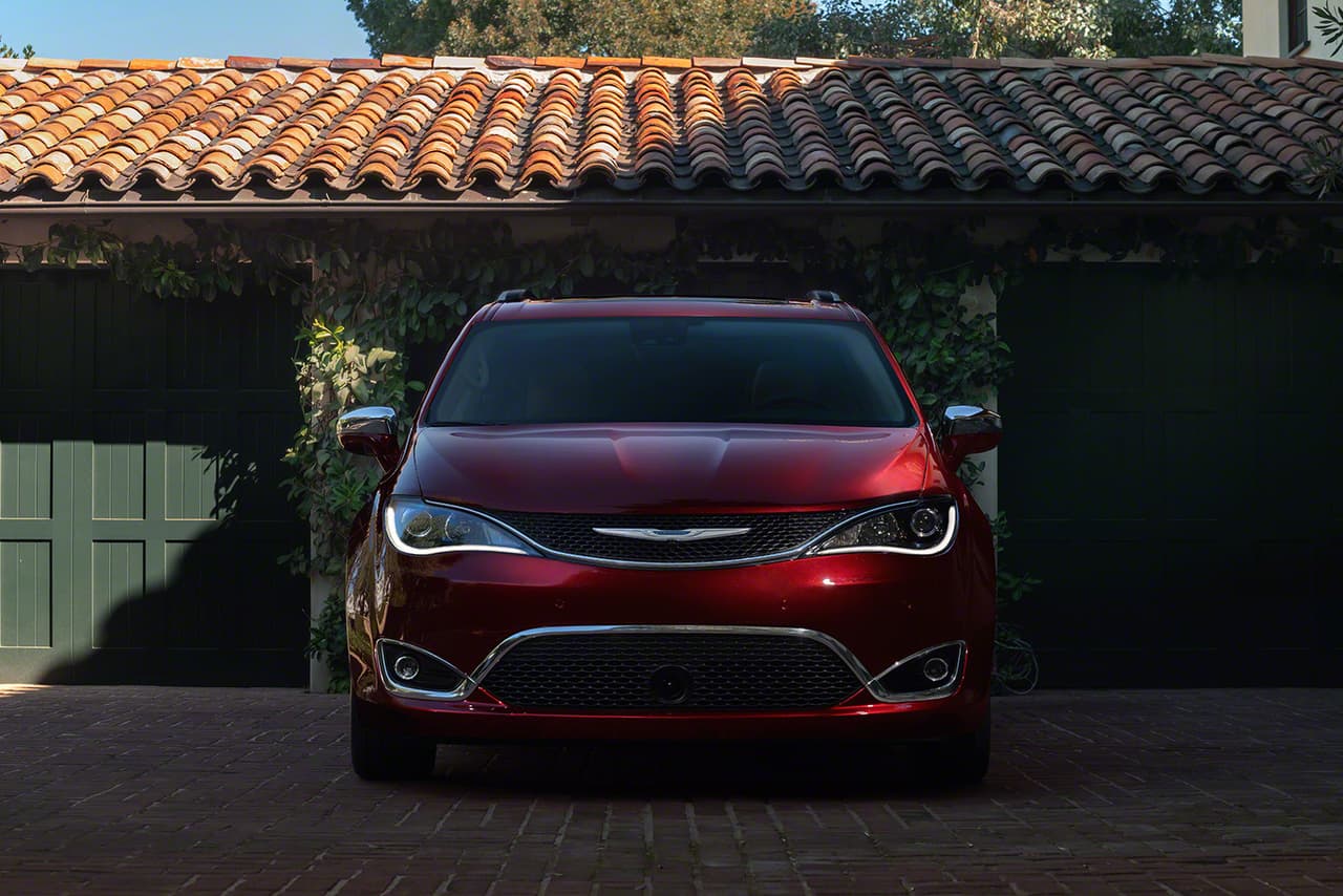 La nueva Pacifica 2017 viene siendo el reemplazo oficial de la anticuada minivan conocida como la Chrysler Town & Country.