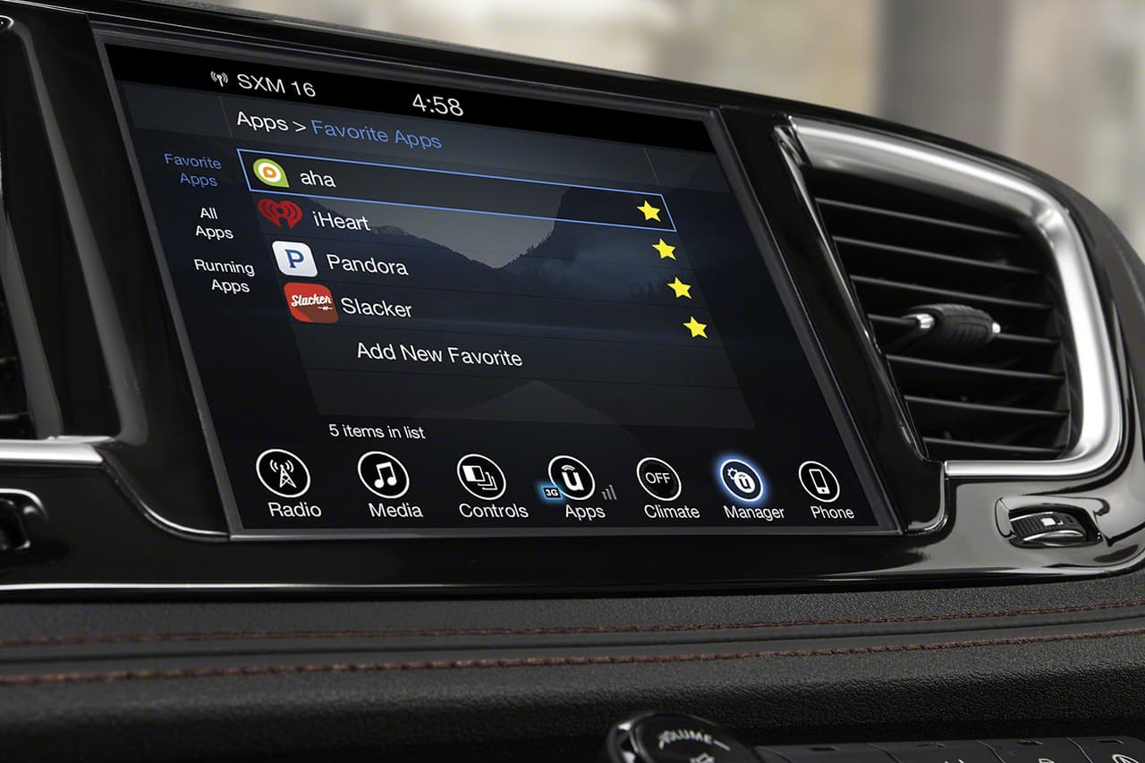 Su sistema de entretenimiento cuenta con dos enormes pantallas de 10 pulgadas instaladas en el respaldar de los asientos delanteros.