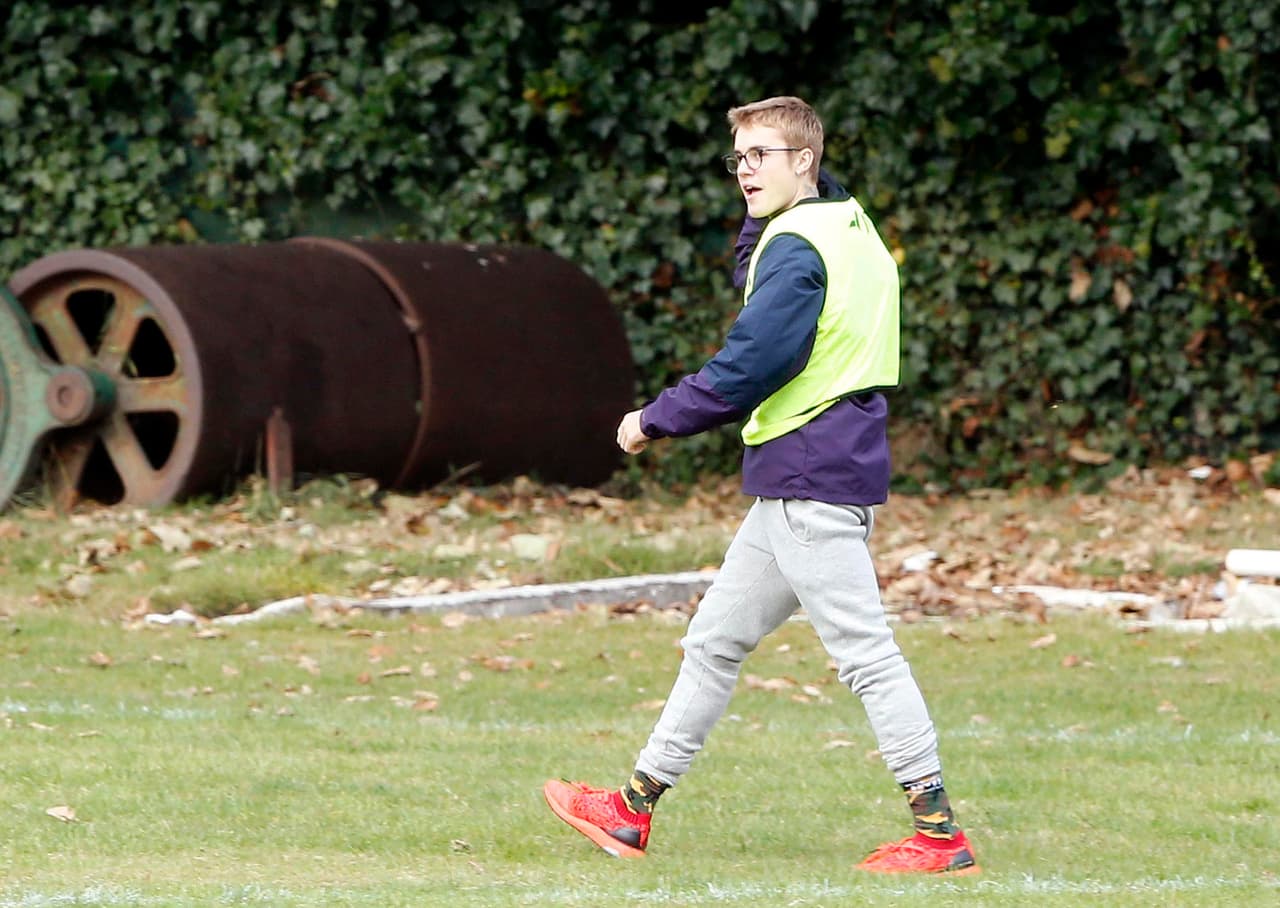 Justin tenía ganar de echarse un partido.