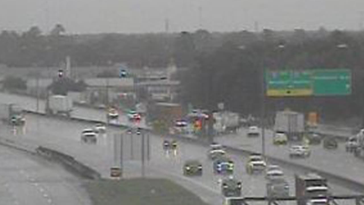 Muere una persona en accidente entre un tráiler y tres vehículos en el sureste de Houston