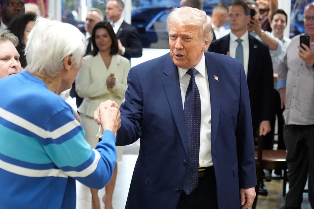 Trump saluda a una persona en El Arepazo.