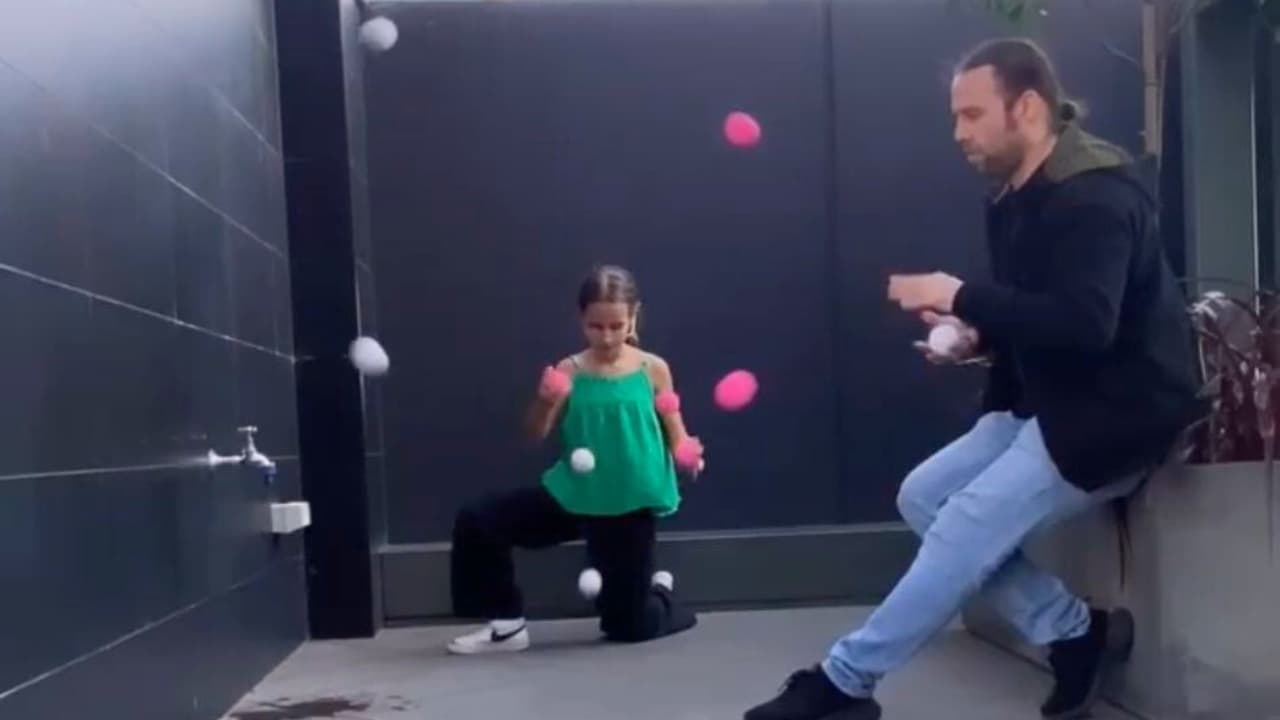 Agustín Bells junto a su hija de 11 años, practican con nueve pelotas de rebote en un complejo acto de reflejos entre ambos.