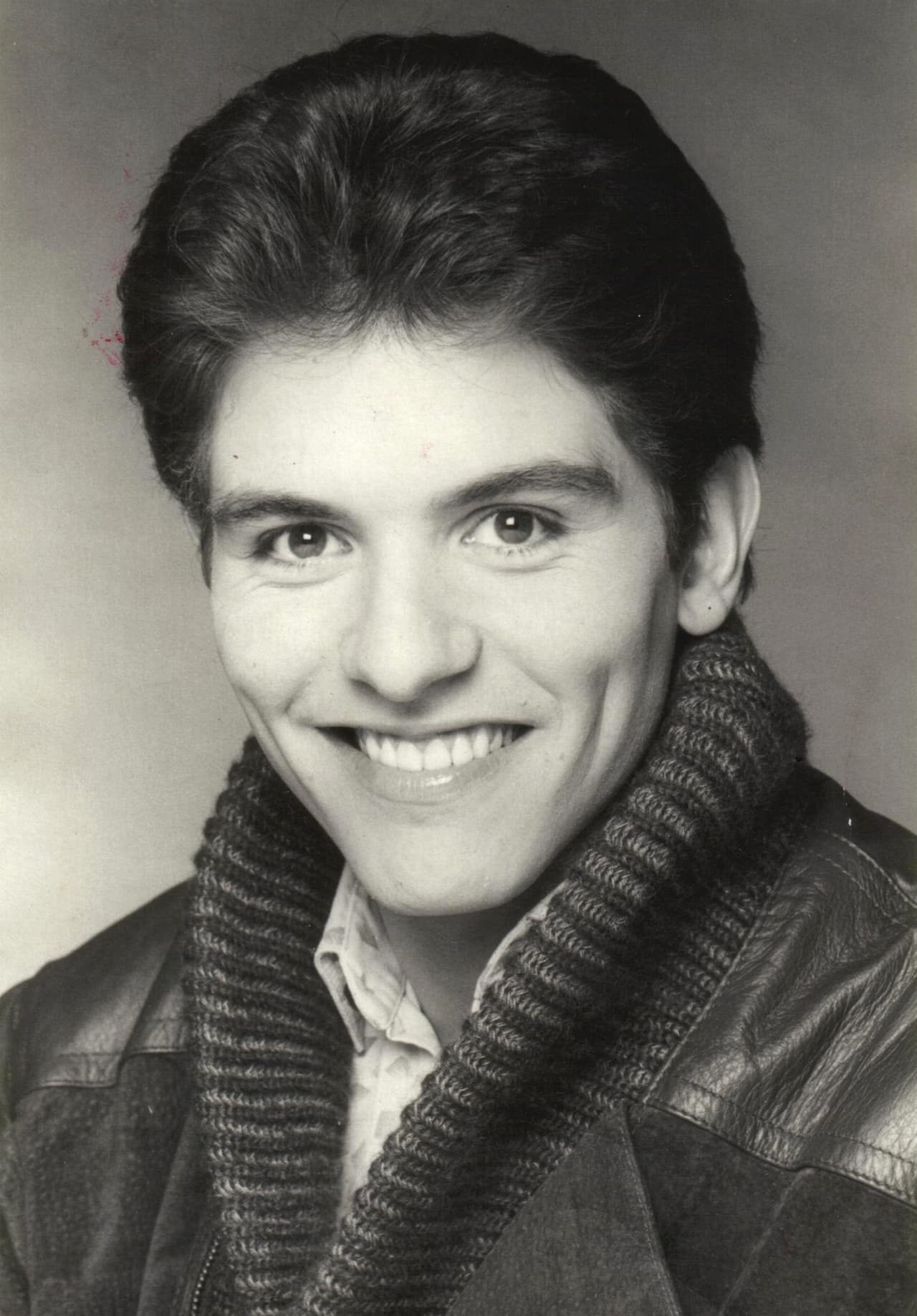 Ernesto Laguardia saltó a la fama en 1987 cuando protagonizó, junto a Adela Noriega y Thalía, la telenovela 'Quinceañera', y aunque siempre ha lucido joven, la verdad es que el actor hizo el papel cuando tenía 28 años de edad. Dentro de pocos meses Laguardia cumplirá 57 años y durante una década fue el presentador del programa 'Hoy'.