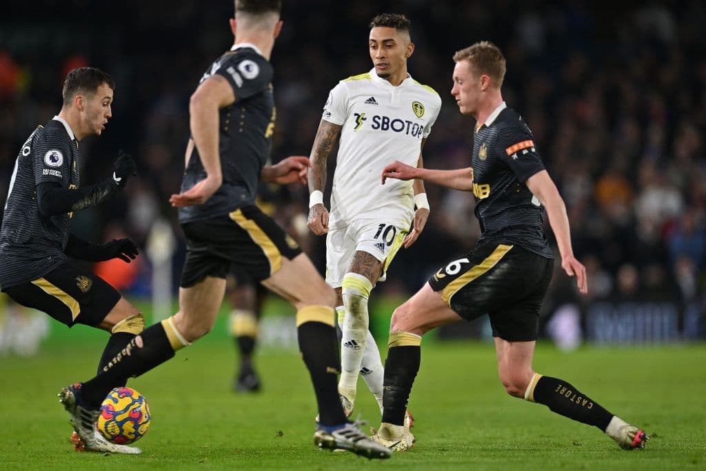 Everton desaprovechó la localía y cayó 0-1 con el Aston Villa, Leeds United hace lo mismo que el Everton y pierden 0-1 con el Newcastle, Manchester United sufre y conisgue un polémico triunfo 1-0 sobre el West Ham United y el líder Manchester City tropieza en su visita al Southampton y empatan 1-1.