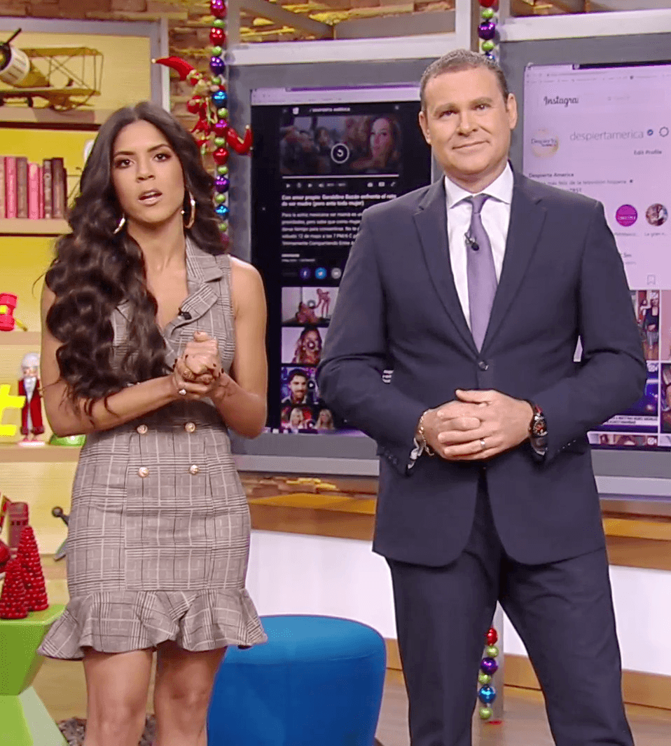 Y hoy, ya en un tono más serio, nuestra conductora se dedicó a relizar su labor en el programa.