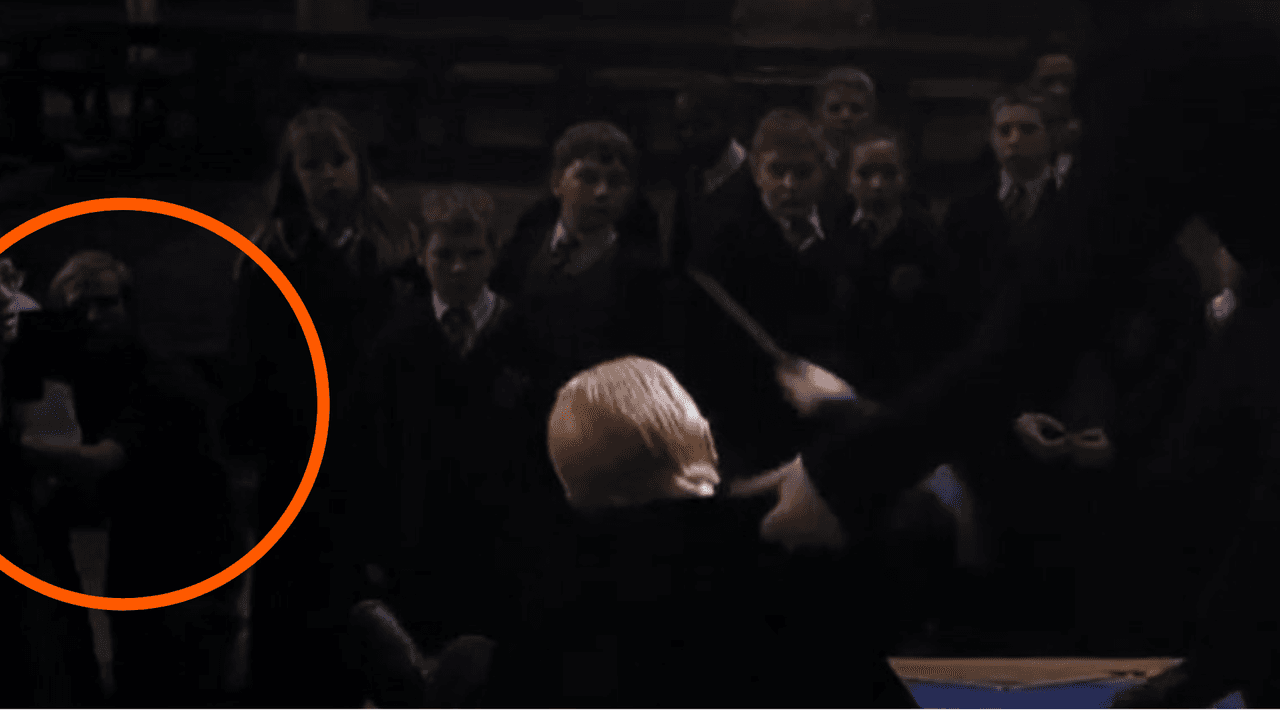<b>‘Harry Potter y la cámara secreta’</b>
<br>Al parecer, los ojos de Lily Potter no fueron el único error en las películas de ‘Harry Potter’, pues en la segunda cinta del joven mago se puede ver a un camarógrafo entre los estudiantes de Hogwarts.