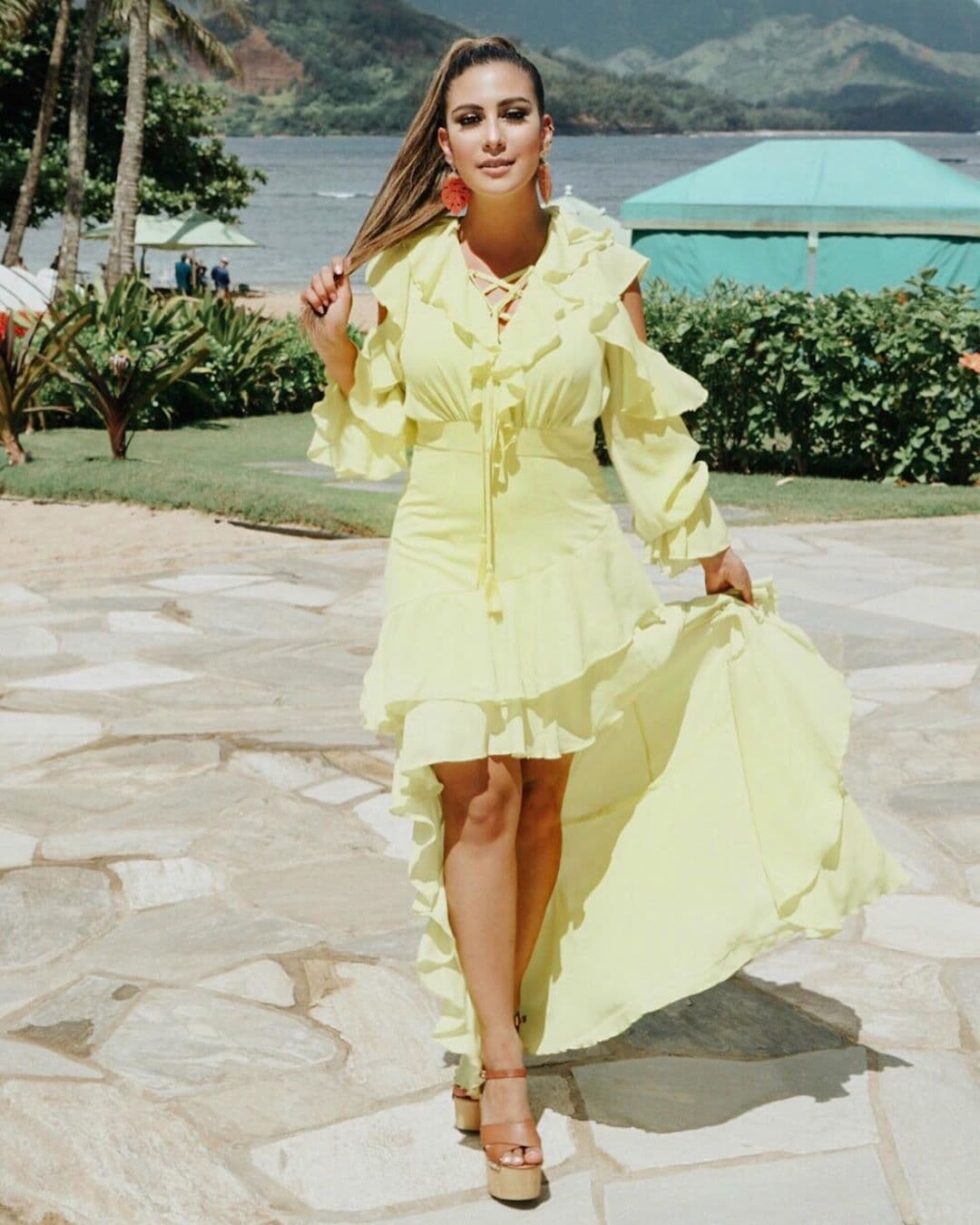 La presentadora venezolana se viste de acuerdo a cada motivo. Así lució en Hawái cuando entrevistó a Dwayne Johnson 'The Rock'.