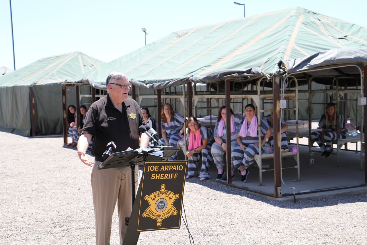 El Tent City o “Ciudad de las Carpas” abrió sus puertas el 3 de agosto de 1993, utilizando tiendas de campañas de la guerra coreana donadas, y desde ese entonces más de medio millón de reclusos, entre mujeres y hombres, han cumplido sus sentencias allí.