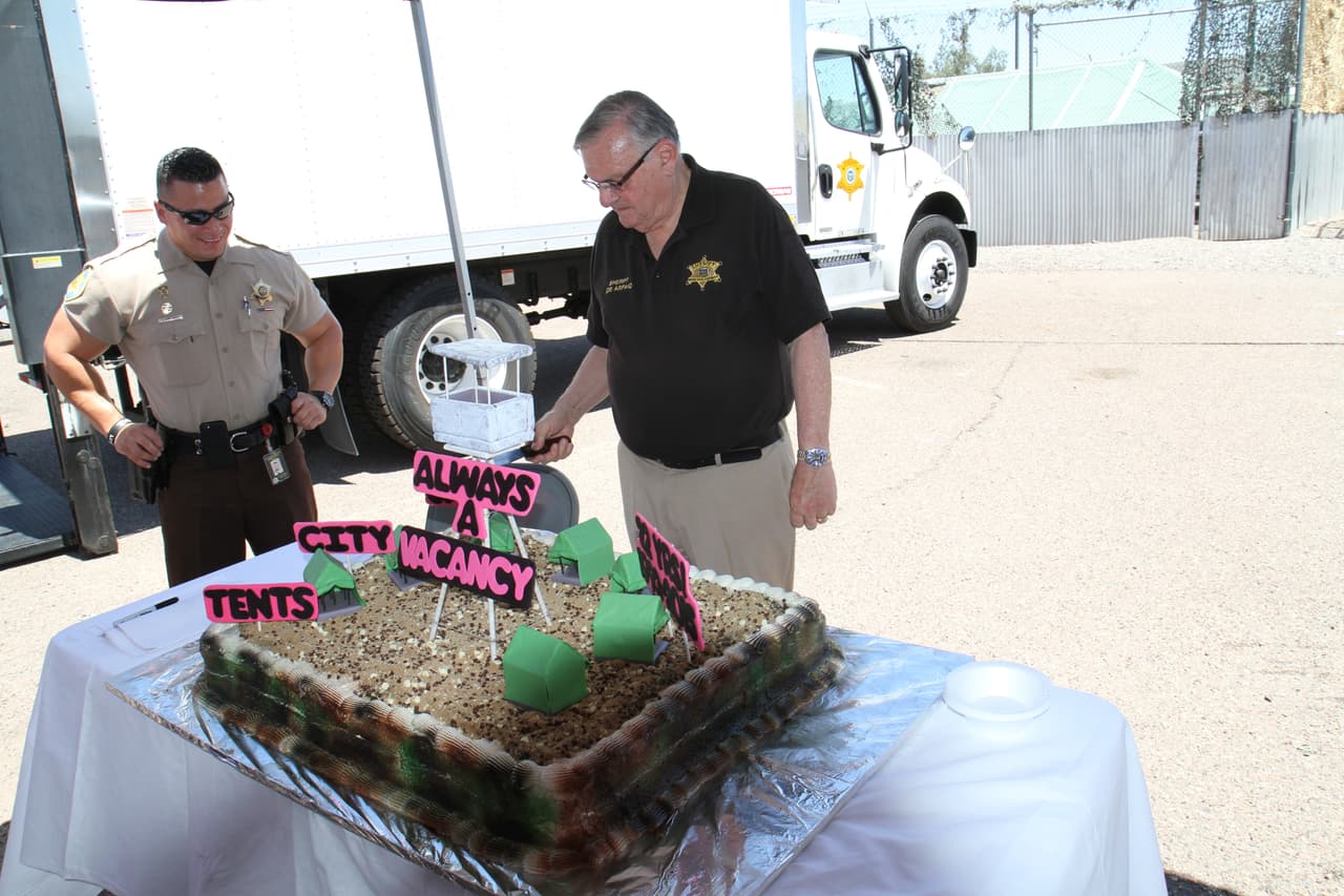 El sheriff Joe Arpaio celebró hoy, hasta con torta. el “cumpleaños” de la “Ciudad de las Carpas”, considerada por muchos como “inhumana” y una de las peores en todo Estados Unidos.