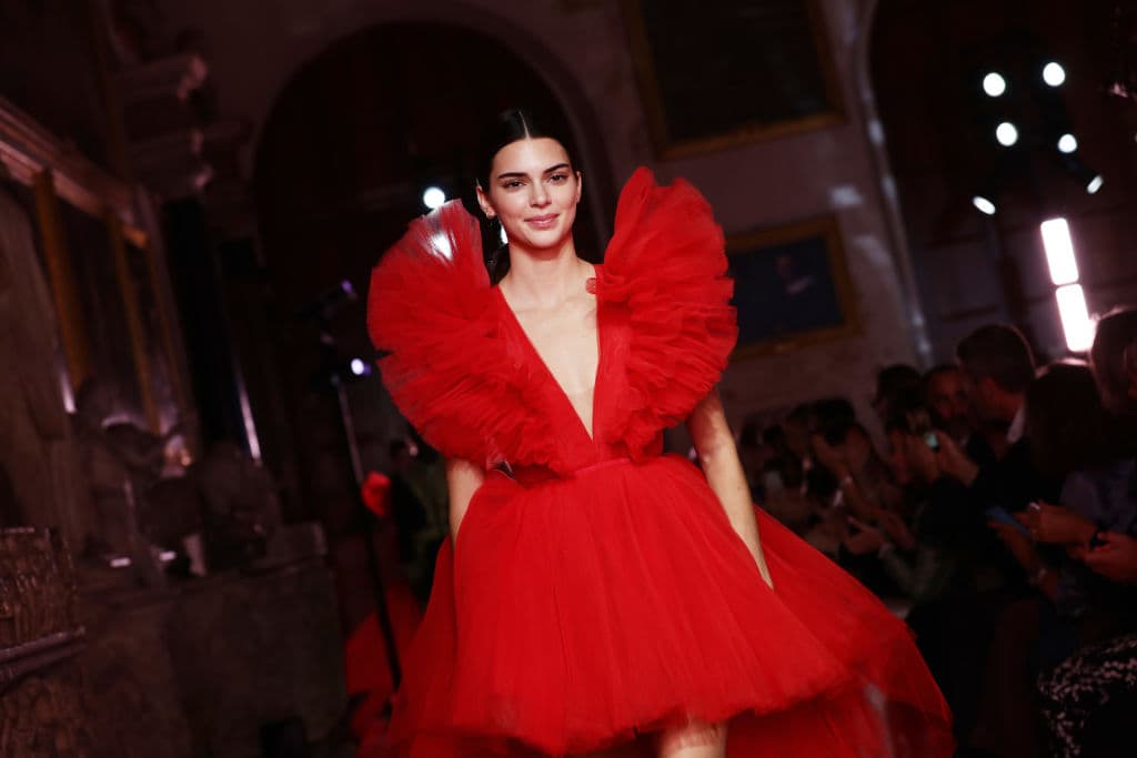 Kendall Jenner en el runway Giambattista Valli Loves H&M, 2019, Roma, Italia.