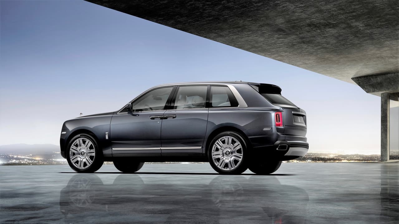 Con el portón cerrado, la parte trasera de la Rolls-Royce Cullinan muestra una ventana inclinada y un 
<b>pequeño tercer volumen </b>que evita el aspecto plano de la parte trasera de la gran maypría de las SUVs grandes del mercado actual.